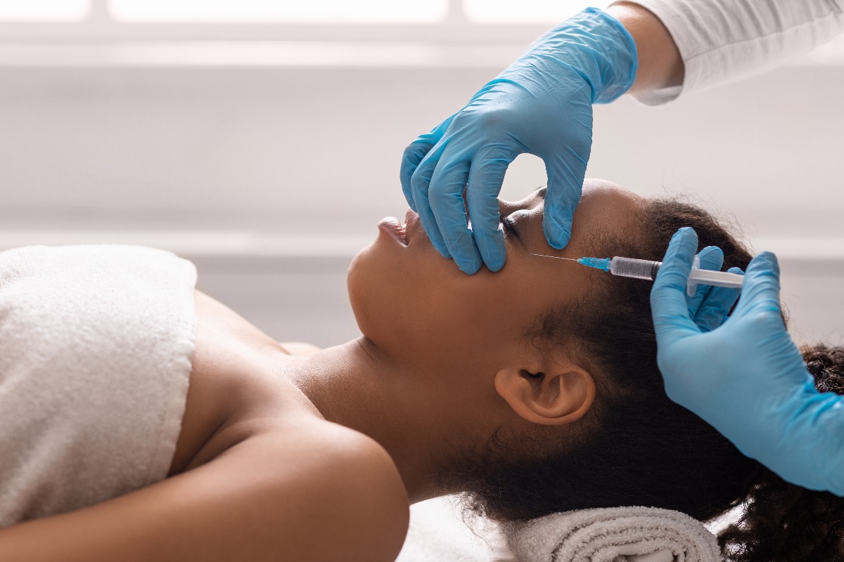 Skin booster pod oczy we Wrocławiu, nawilżenie okolicy oka